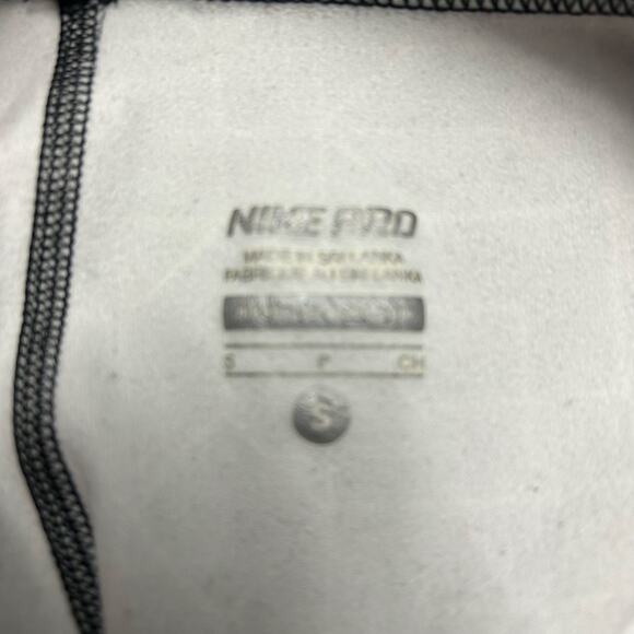 Nike Women’s Workout Set – Medium Tank + Small Nike Pro Leggings - Picture 9 of 9